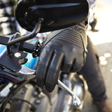 Image Title scorpion-short-cut-gloves-lifestyle